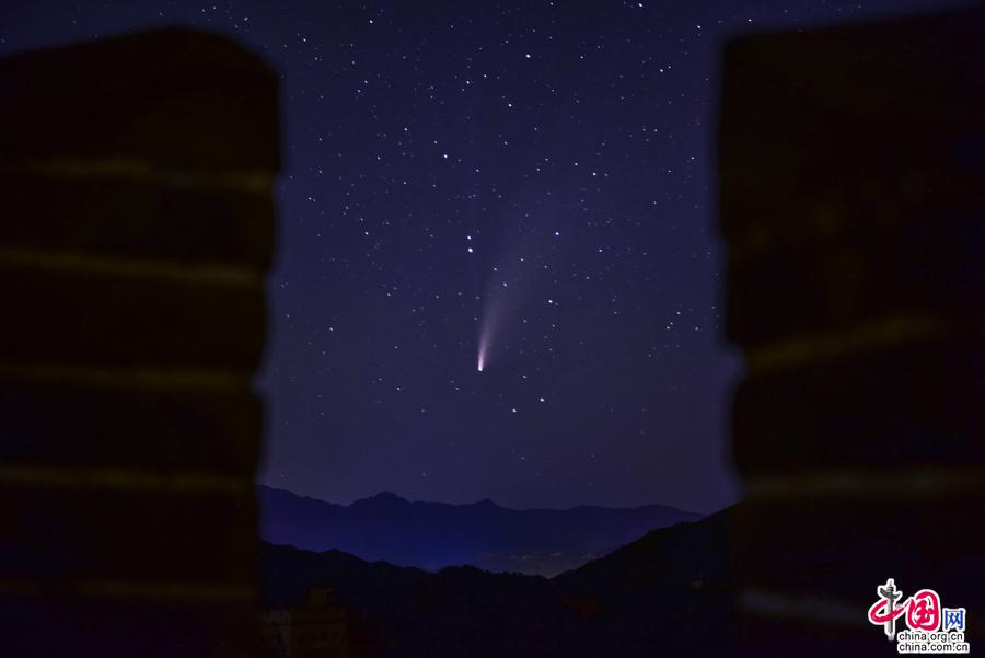 七月金山岭长城拍绝美彗星 它的名字叫新智彗星